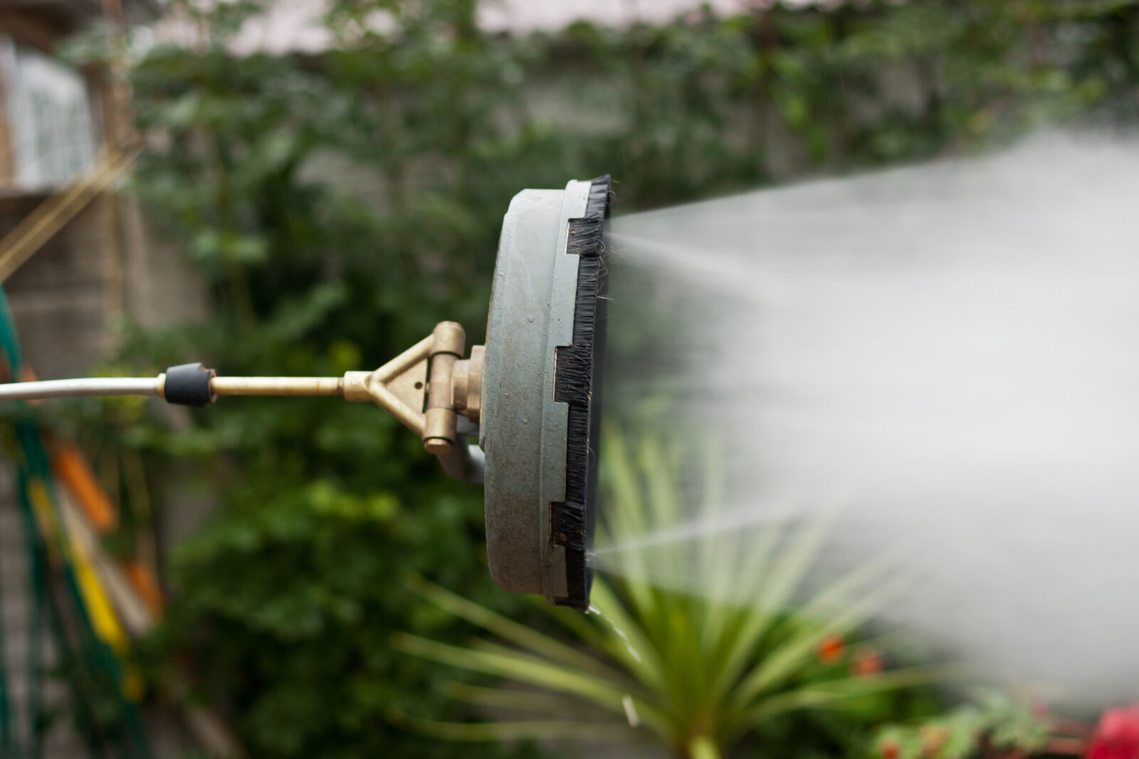 Water-fed pole cleaning